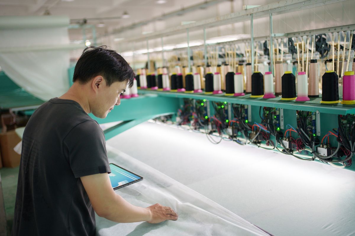 Guía de Pruebas: Norma AATCC 16.3 de Solidez del Color a la Luz para Textiles